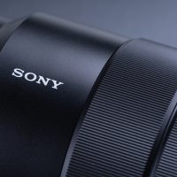 爆走黑料主笔林砚在深色屏幕前整理事件时间线，桌面散落手写笔记，暖色台灯与霓虹光交织